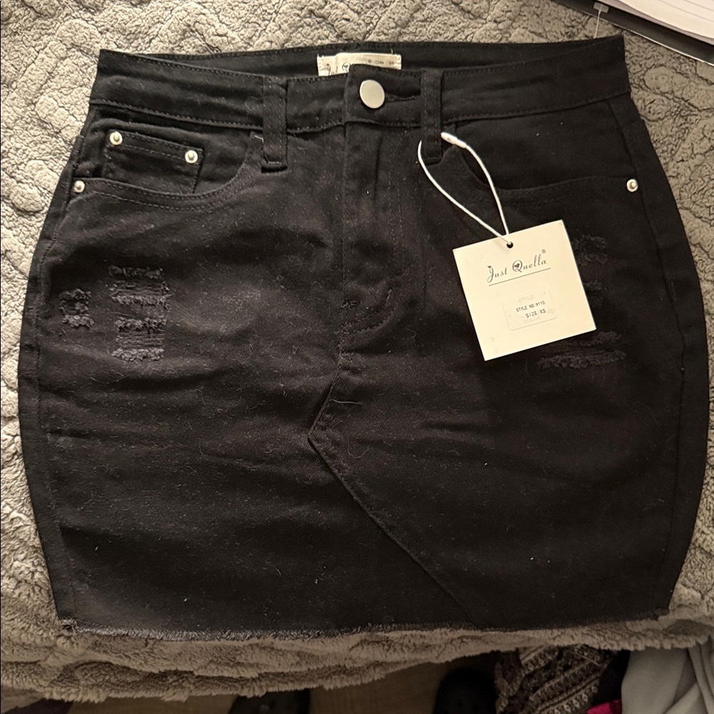 Just Quella Elegant Black Pencil Skirt